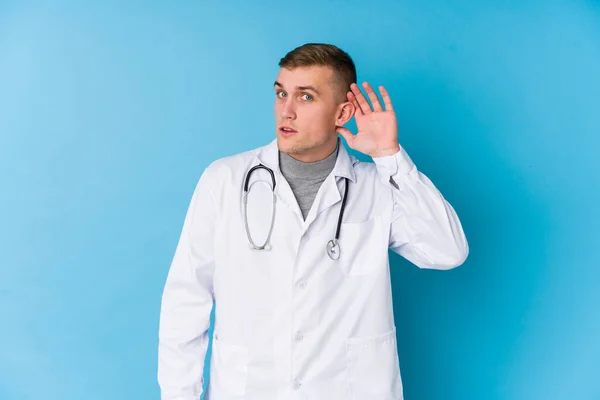 Jovem Homem Médico Caucasiano Tentando Ouvir Uma Fofoca — Fotografia de Stock