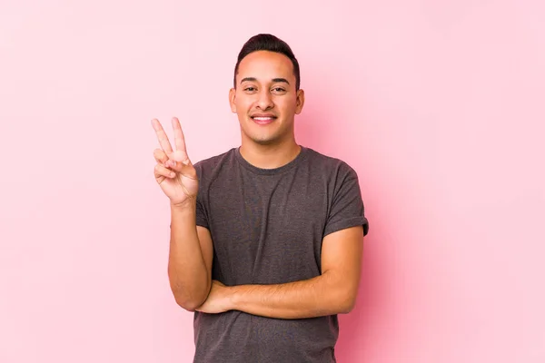 Юнг Латинський Чоловік Позує Рожевому Фоні Показуючи Номер Два Пальцями — стокове фото