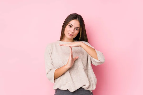 Giovane Donna Caucasica Posa Isolata Mostrando Gesto Timeout — Foto Stock