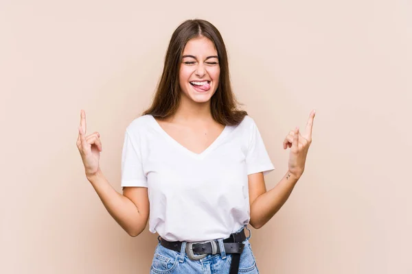 Joven Mujer Caucásica Posando Aislada Mostrando Gesto Roca Con Los — Foto de Stock