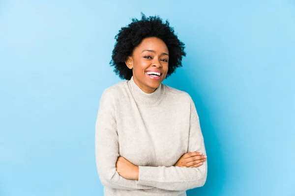 Middelbare Leeftijd Afrikaanse Amerikaanse Vrouw Tegen Een Blauwe Achtergrond Geïsoleerd — Stockfoto