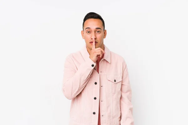 Joven Latino Posando Aislado Guardando Secreto Pidiendo Silencio — Foto de Stock