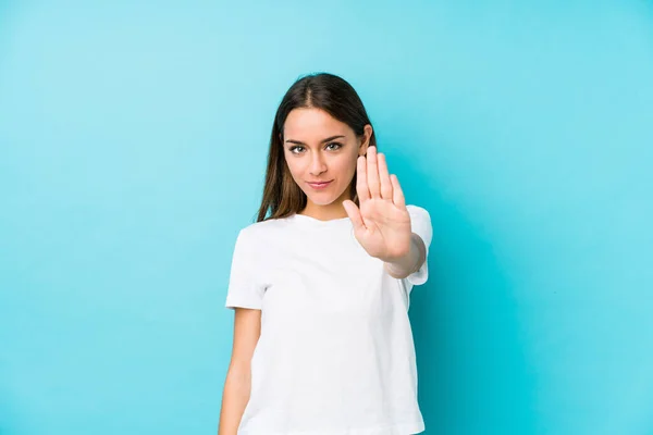 Młoda Biała Kobieta Odizolowana Wyciągniętą Dłonią Pokazująca Znak Stopu — Zdjęcie stockowe