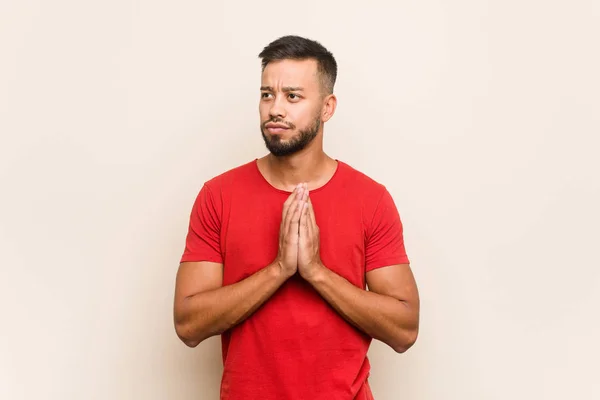 Joven Hombre Sudasiático Inventando Plan Mente Estableciendo Una Idea —  Fotos de Stock