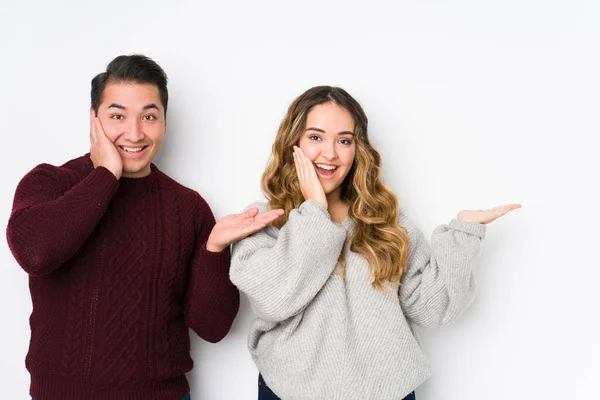 Casal Jovem Posando Fundo Branco Detém Espaço Cópia Uma Palma — Fotografia de Stock