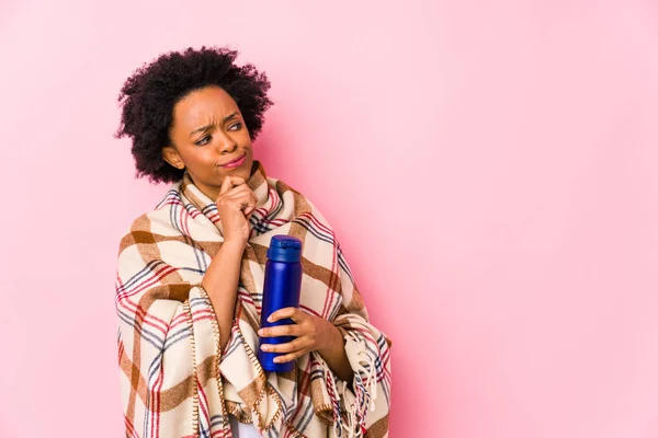 Medioevo Donna Afroamericana Campeggio Isolatoguardando Lateralmente Con Espressione Dubbia Scettica — Foto Stock