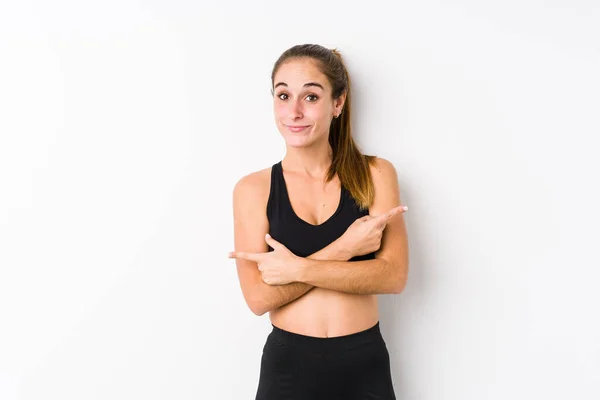 Junge Kaukasische Fitness Frau Posiert Einem Weißen Hintergrund Zeigt Seitlich — Stockfoto