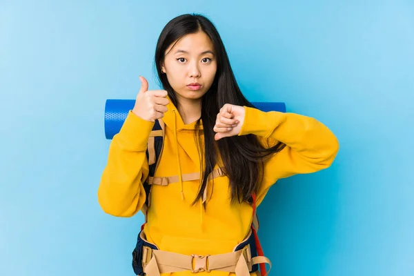 Jovem Chinês Mochileiro Mulher Isolado Mostrando Polegares Para Cima Polegares — Fotografia de Stock