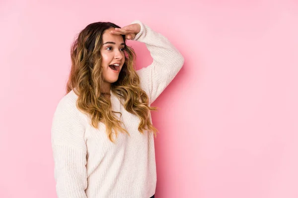Young Curvy Woman Posing Pink Background Isolated Looking Far Away — 스톡 사진