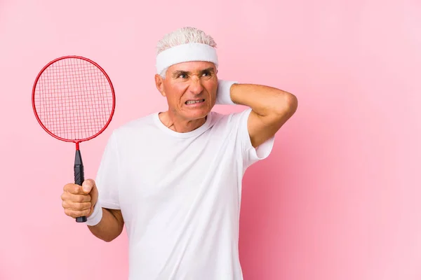 Homme Âge Moyen Jouant Badminton Isolé Touchant Arrière Tête Pensant — Photo