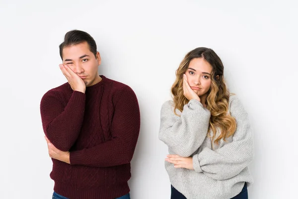 Giovane Coppia Posa Uno Sfondo Bianco Che Annoiato Affaticato Hanno — Foto Stock