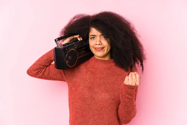 Joven Mujer Afro Sosteniendo Cassete Aislado Mostrando Puño Cámara Expresión — Foto de Stock