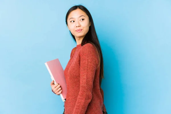 Νεαρή Κινέζα Μαθήτρια Απομονωμένη Κοιτάζει Πέρα Χαμογελαστή Χαρούμενη Και Ευχάριστη — Φωτογραφία Αρχείου