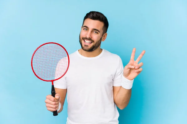 Jovem Homem Bonito Jogando Badminton Isolado Alegre Despreocupado Mostrando Símbolo — Fotografia de Stock