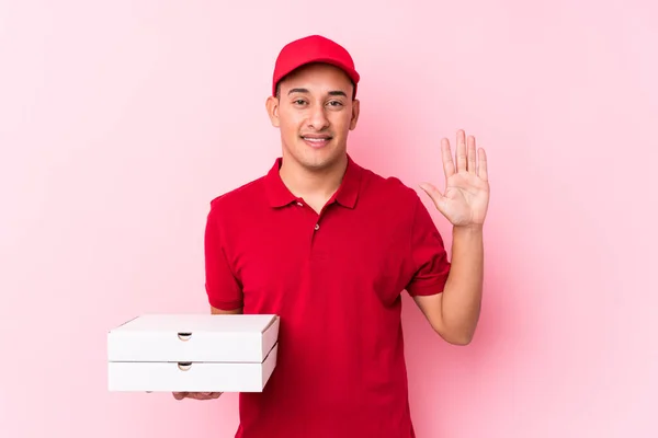 Ung Pizza Leverans Latin Man Isolerad Leende Glad Visar Nummer — Stockfoto