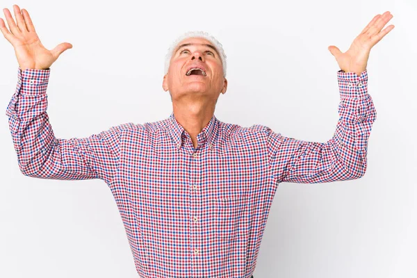 Hombre Caucásico Mayor Aislado Gritando Cielo Mirando Hacia Arriba Frustrado —  Fotos de Stock