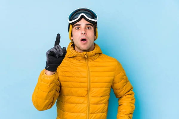スノーボードゴーグルを身に着けている若いスキーヤーは アイデア インスピレーションの概念を持って隔離された — ストック写真