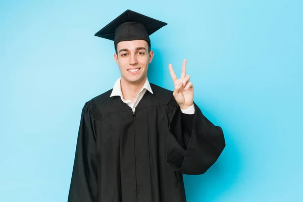 Joven Caucásico Graduado Hombre Mostrando Número Dos Con Los Dedos — Foto de Stock