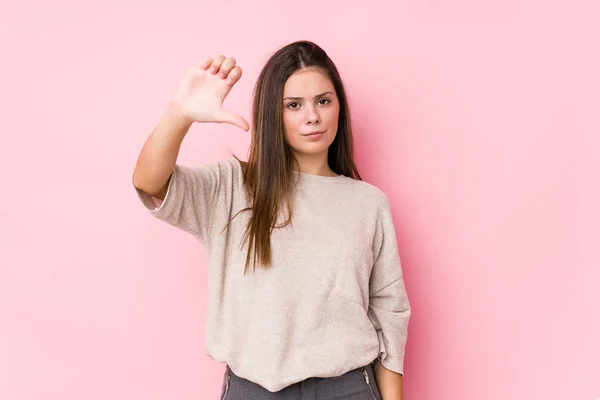Young Caucasian Woman Posing Isolated Showing Dislike Gesture Thumbs Disagreement — Stock Photo, Image