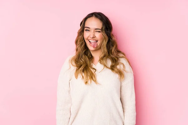 Joven Mujer Curvilínea Posando Fondo Rosa Aislado Divertido Amigable Sobresaliendo — Foto de Stock