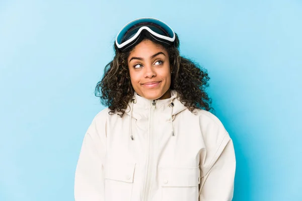 Jovem Esquiadora Afro Americana Isolada Sonhando Atingir Objetivos Propósitos — Fotografia de Stock