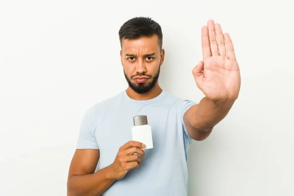 Joven Hombre Sudasiático Sosteniendo Una Crema Después Afeitarse Pie Con — Foto de Stock