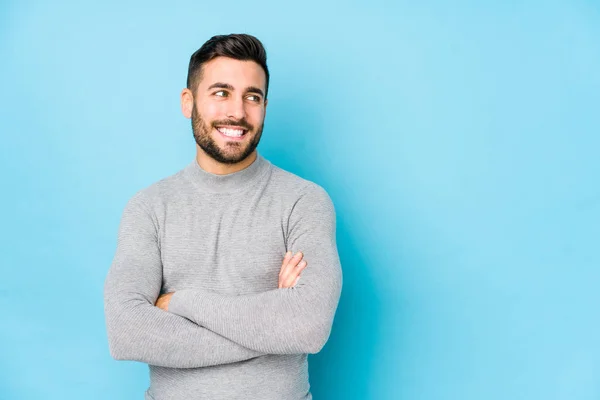 Jonge Blanke Man Tegen Een Blauwe Achtergrond Geïsoleerd Glimlachend Zelfverzekerd — Stockfoto
