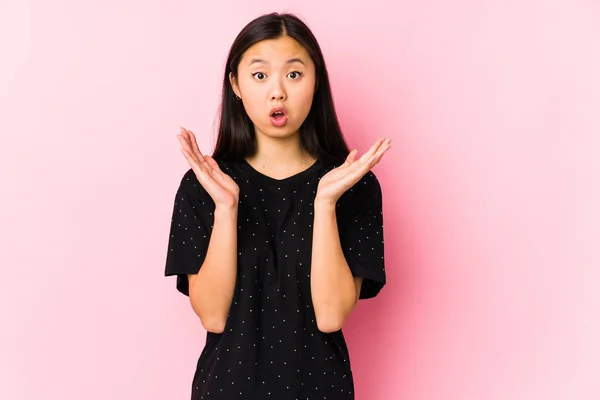 Jonge Aziatische Vrouw Draagt Elegante Kleren Geïsoleerd Verrast Geschokt — Stockfoto