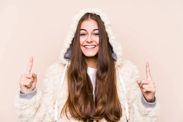 Jonge Blanke Vrouw Poseren Geïsoleerd Geeft Met Beide Vingers Omhoog — Stockfoto