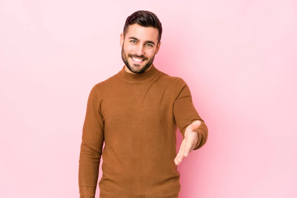 Young Caucasian Man Pink Background Isolated Stretching Hand Camera Greeting — 스톡 사진