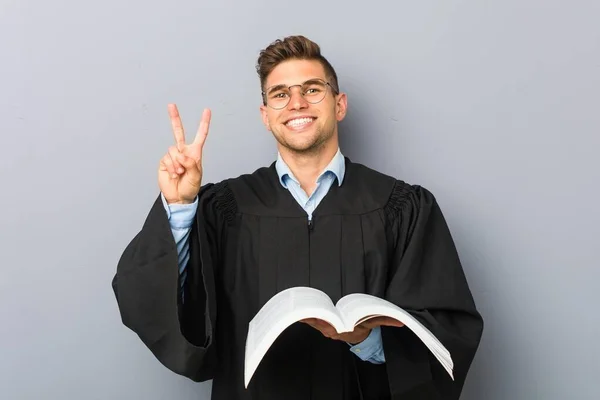 Jovem Jurista Segurando Livro Mostrando Número Dois Com Dedos — Fotografia de Stock