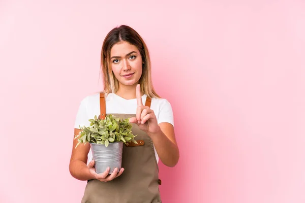 Jovem Mulher Jardineiro Caucasiano Fundo Rosa Mostrando Número Com Dedo — Fotografia de Stock