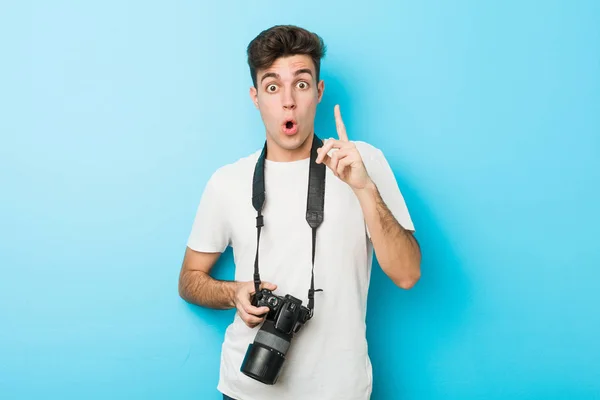 Jovem Fotógrafo Caucasiano Homem Segurando Uma Câmera Que Tem Alguma — Fotografia de Stock