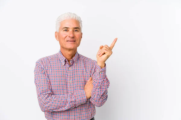 Kafkasyalı Kıdemli Bir Adam Izole Edilmiş Gülümsüyor Işaret Parmağıyla Işaret — Stok fotoğraf
