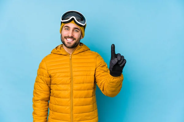 Joven Esquiador Caucásico Aislado Mostrando Número Uno Con Dedo — Foto de Stock