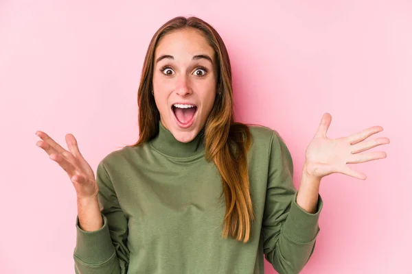 Jeune Femme Caucasienne Posant Isolée Célébrant Une Victoire Succès Est — Photo