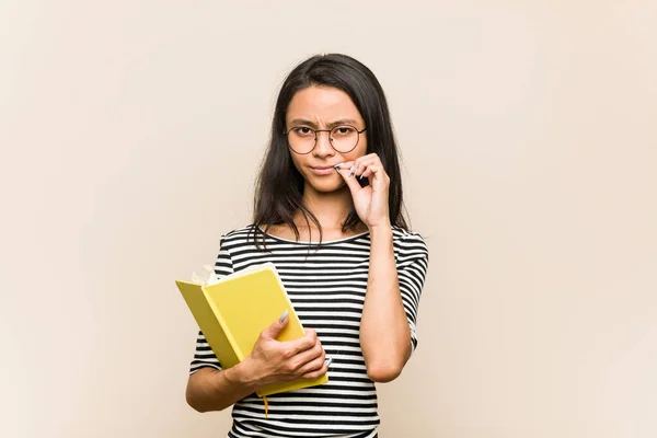 Junge Asiatische Studentin Hält Ein Buch Mit Fingern Auf Den — Stockfoto