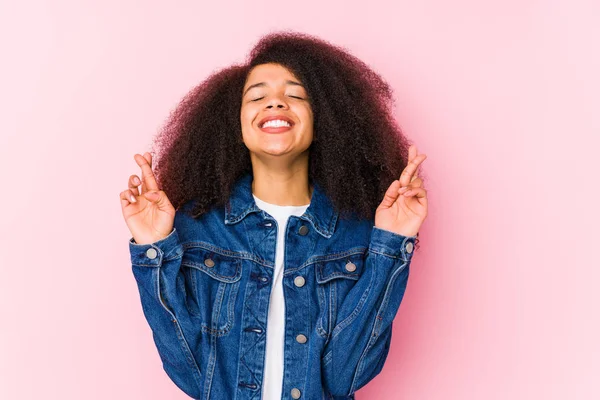 Jovem Afro Americana Cruzando Dedos Por Ter Sorte — Fotografia de Stock