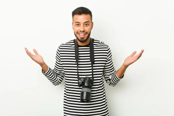 Joven Fotógrafo Sudasiático Recibiendo Una Agradable Sorpresa Excitado Levantando Las — Foto de Stock