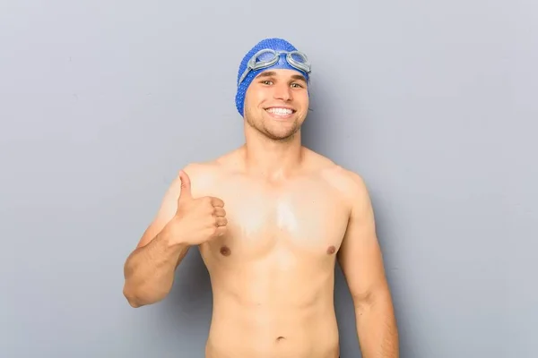 Mladý Profesionální Plavec Muž Usmívá Zvedá Palec Nahoru — Stock fotografie