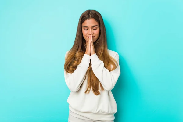 Młoda Szczupła Kobieta Trzymając Się Ręce Modlitwie Blisko Ust Czuje — Zdjęcie stockowe