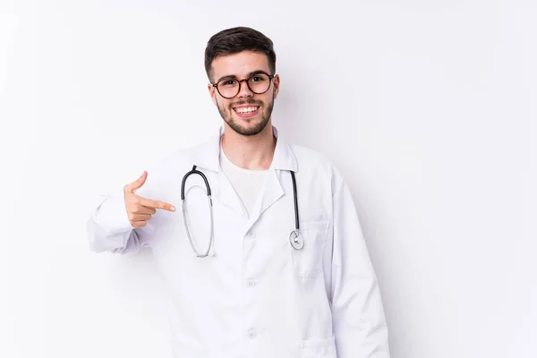 Jovem Médico Caucasiano Homem Isolado Pessoa Apontando Mão Para Espaço — Fotografia de Stock