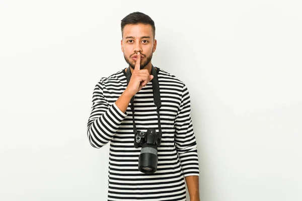 Joven Fotógrafo Sudasiático Guardando Secreto Pidiendo Silencio —  Fotos de Stock