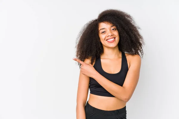 Genç Afro Amerikan Sporcu Kadın Gülümsüyor Boş Alanda Bir Şeyler — Stok fotoğraf