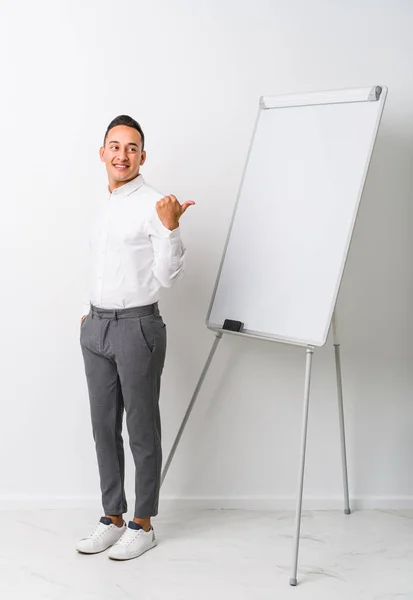 Young Latin Coaching Man Whiteboard Isolated Points Thumb Finger Away — Stock Photo, Image