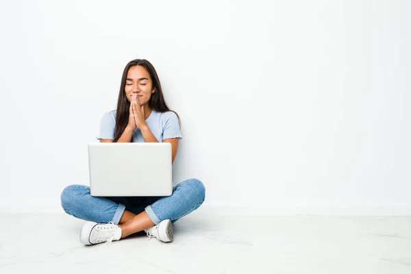 若い混合レースインドの女性は 口の近くに祈るでノートパソコンを手に作業に座って 自信を感じている — ストック写真