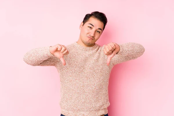 Young Curvy Man Posing Pink Background Isolated Showing Thumb Expressing — Stock Photo, Image