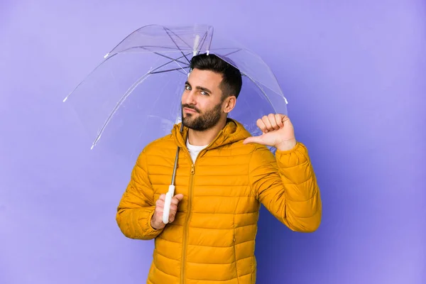 年轻英俊的男人拿着一把孤零零的雨伞 感到自豪和自信 可以学习 — 图库照片