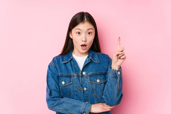 Joven Mujer China Posando Fondo Rosa Aislado Teniendo Alguna Gran —  Fotos de Stock