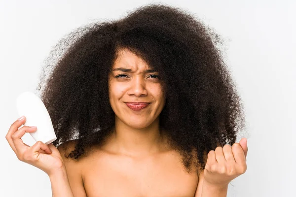 Mujer Afro Joven Sosteniendo Humectante Aislado Mostrando Puño Cámara Expresión — Foto de Stock